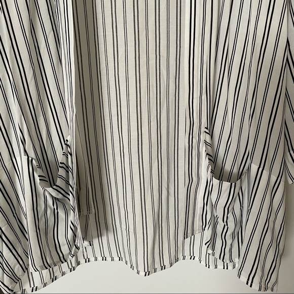 Forever 21 Short Sleeve - Picture 3 of 3